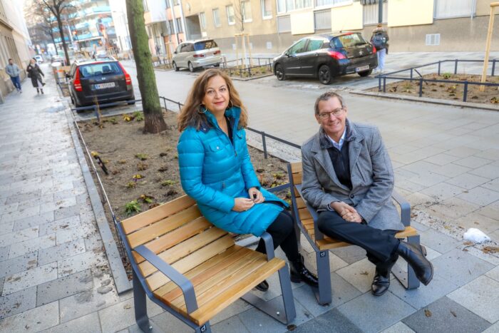 Ulli Sima und Georg Papai auf den neuen Sitzplätzen in der Schleifgasse