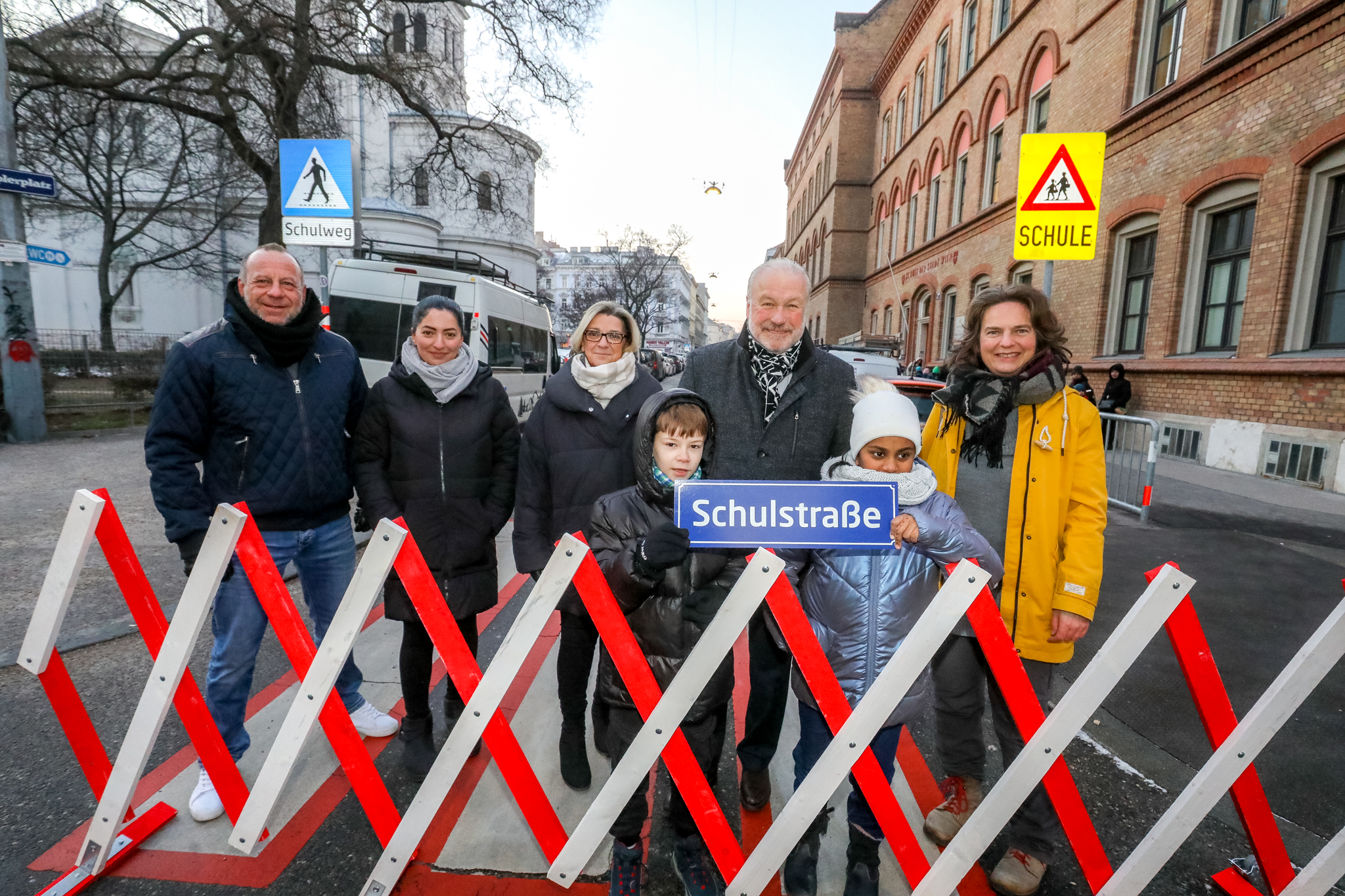 Angehörige der Schule am Keplerplatz sowie der Favoritner Bezirksvorstehung beim Lokalaugenschein bei der Schulstraße