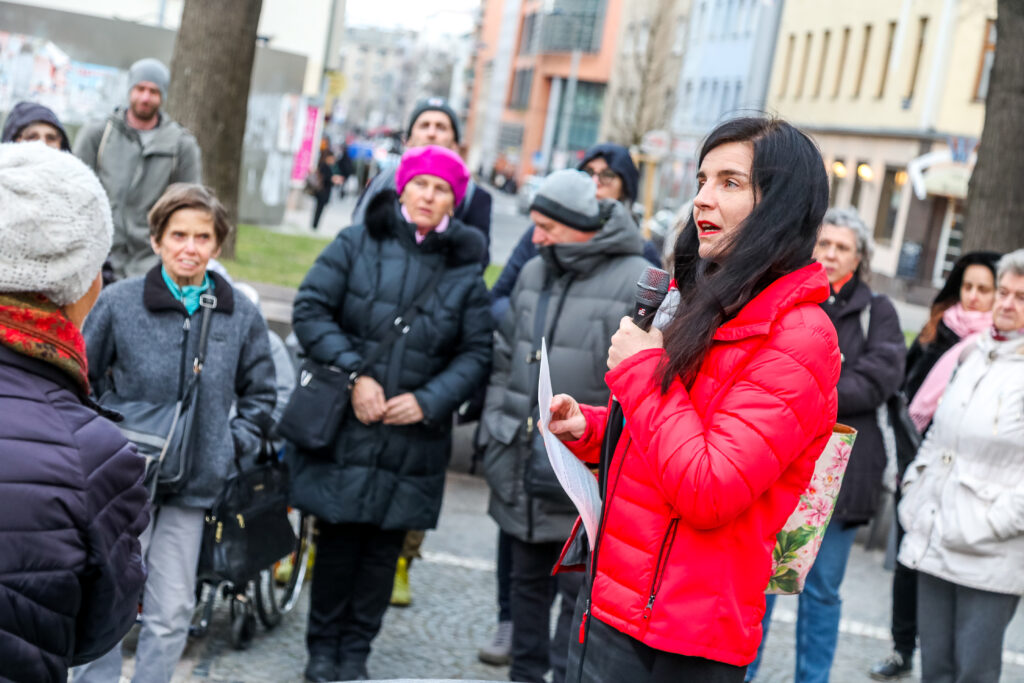 Julia Giradi-Hoog vor der Geh-Café Gruppe