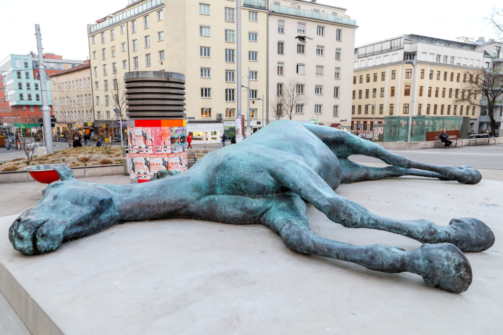Foto vom Kunstwerk schlafendes Pferd am Reumannplatz