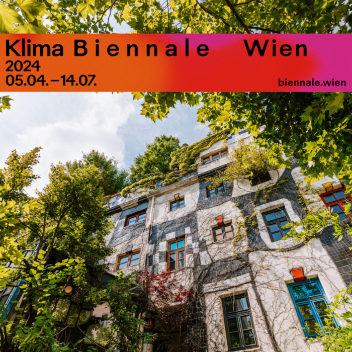 Hundertwasserhaus mit dem Banner der Klima Biennale Wien