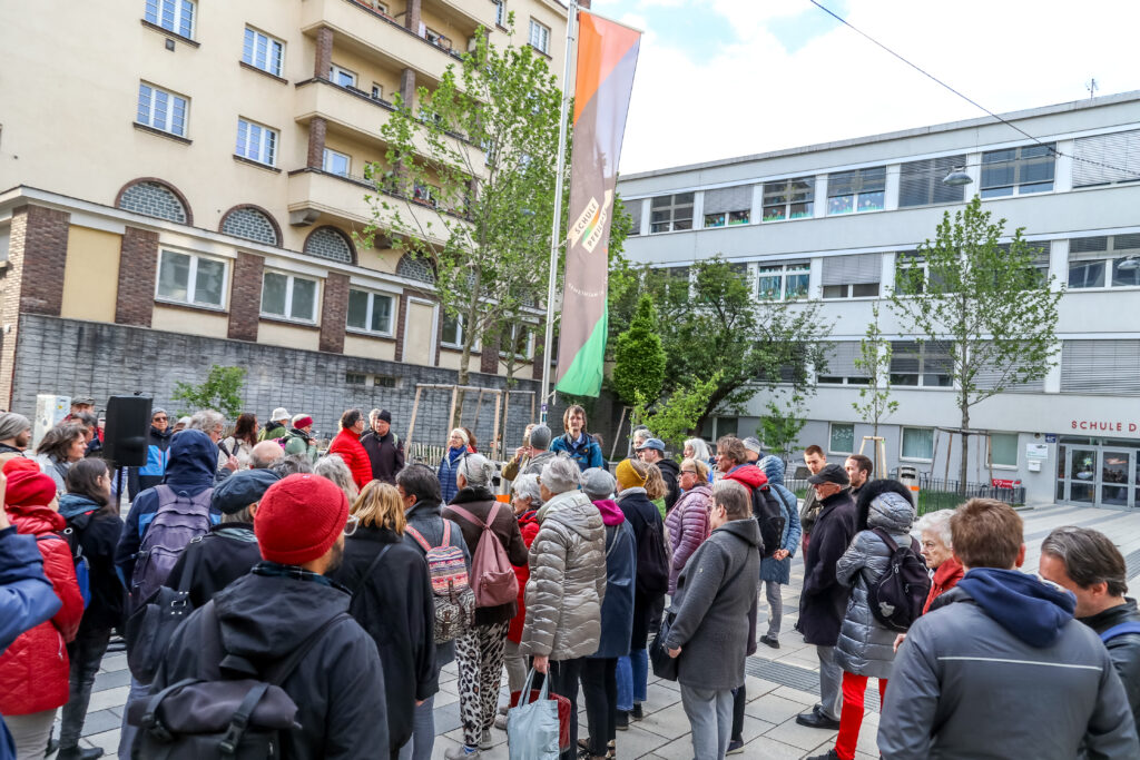 Gruppe vor der Schule Pfeilgasse