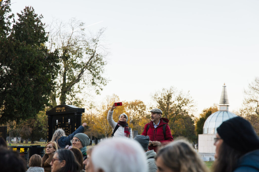 Teilnehmende des Geh-Cafés posieren vor dem Stupa und machen ein Selfie